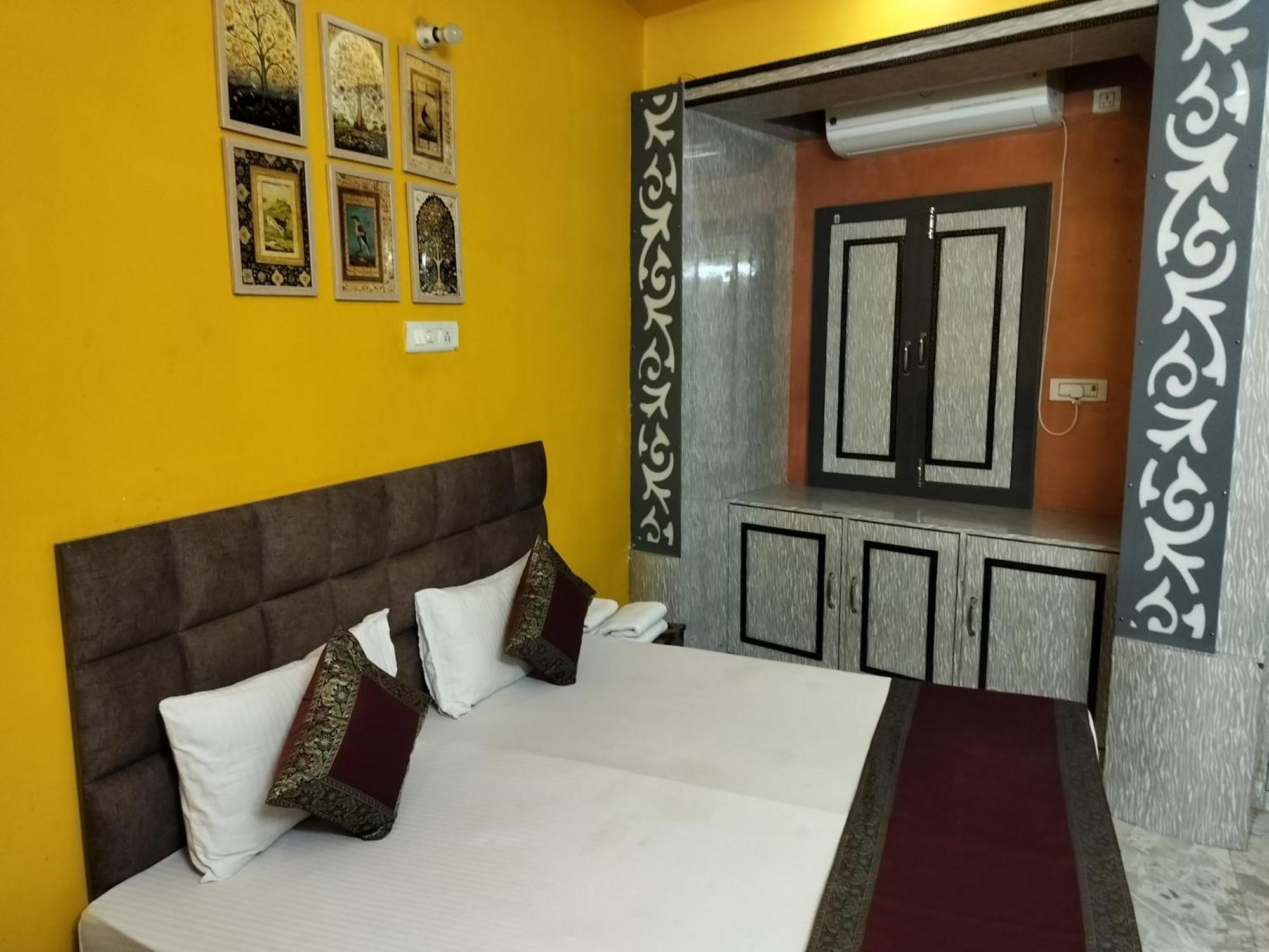 Trinetra Inn Varanasi Rom bilde